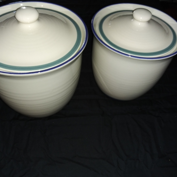 Two large Kitchen containers - Picture 4 of 6